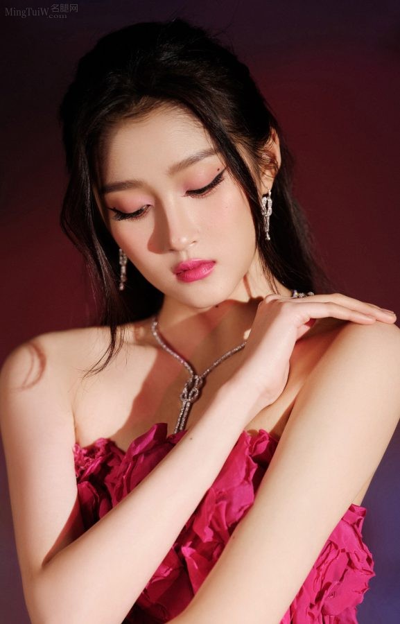 关晓彤浙江卫视跨年主持造型似仙女(4/4)