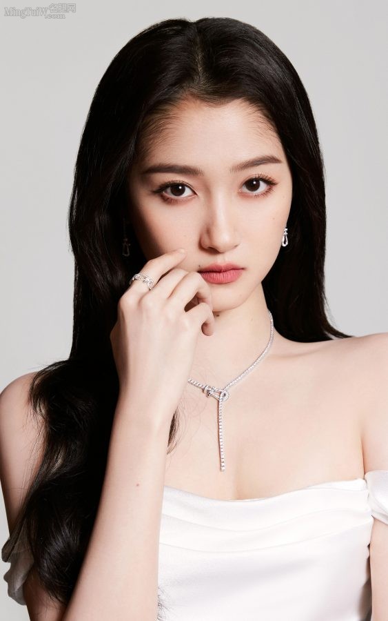 Guan Xiaotong shows off her elegant legs in a low-cut, high-slit white skirt.(5/6)