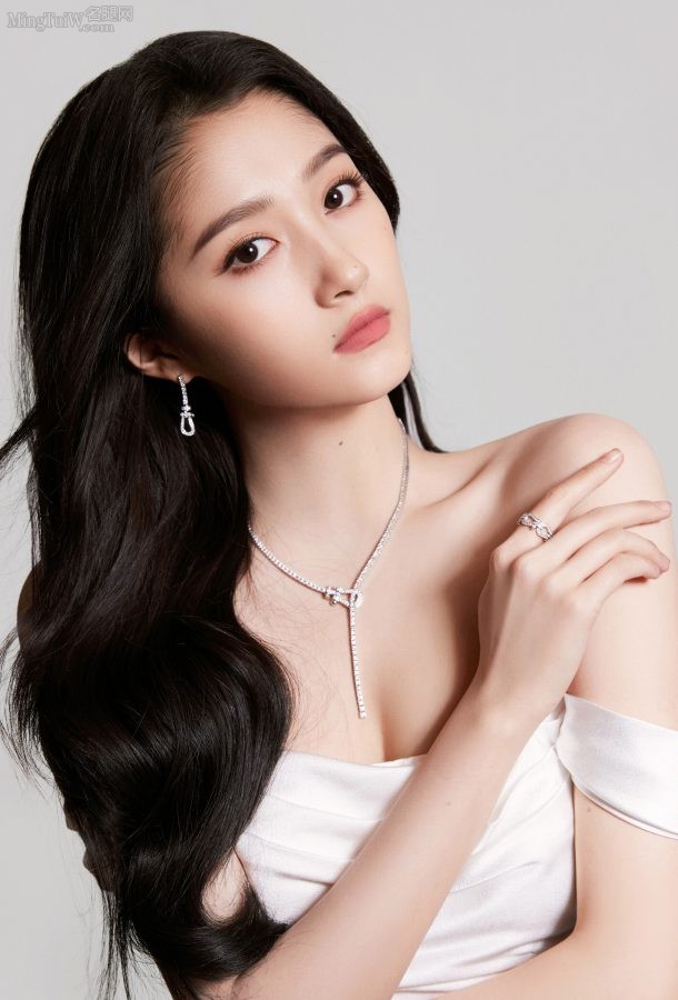 关晓彤穿低胸高开叉白裙大秀美腿尽显优雅(6/6)