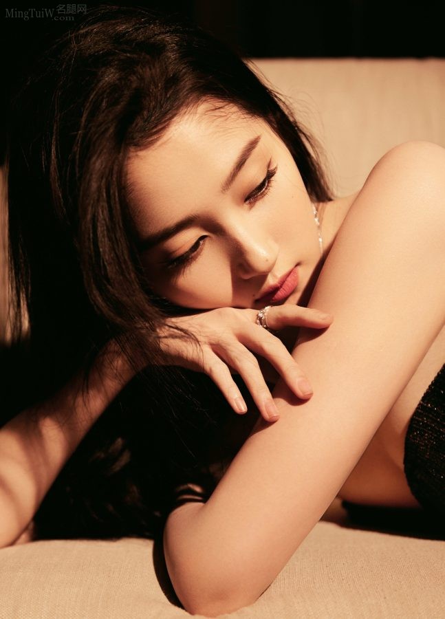 关晓彤波浪长发开衩裙美腿光滑曲线婀娜(7/7)