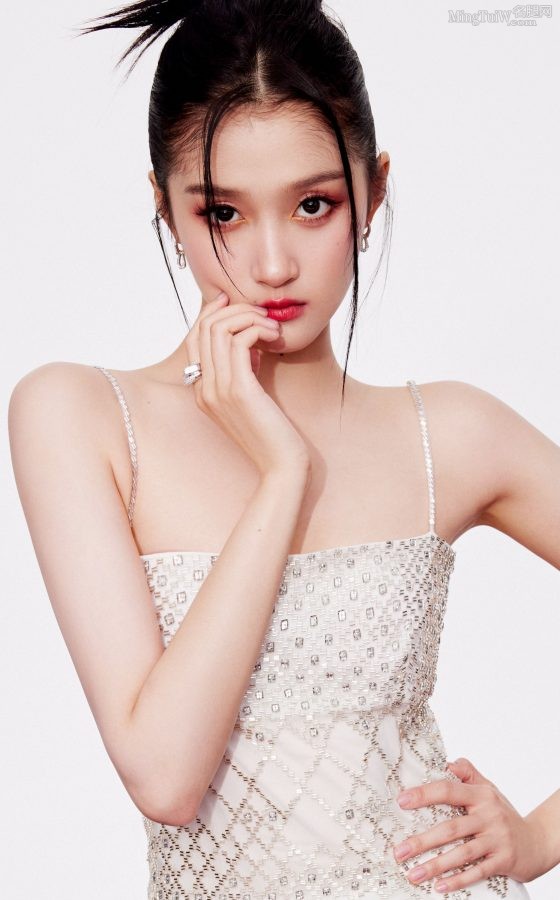 Gorgeous actress Guan Xiaotong shows off her slender legs in a suspender miniskirt, with slender hands and smooth skin.(3/6)