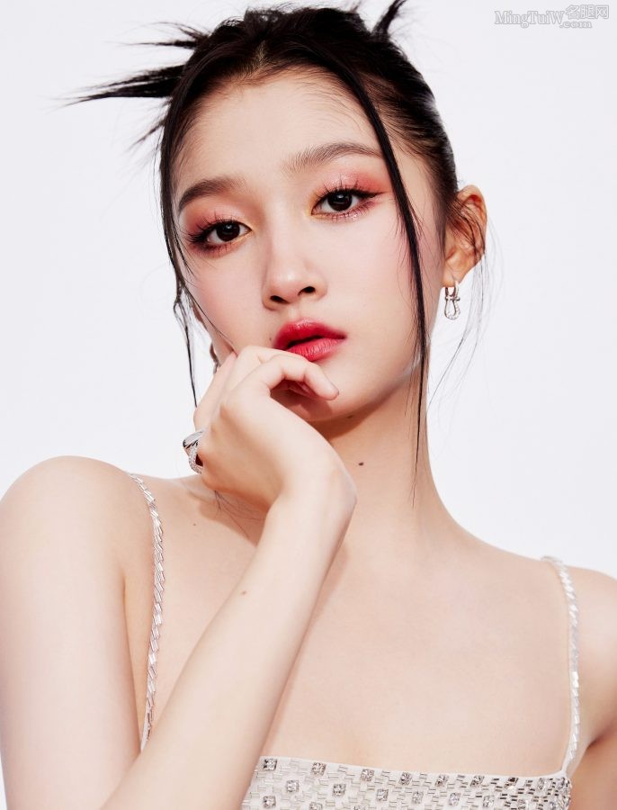 高颜女星关晓彤穿吊带超短裙秀美细腿，玉手纤纤皮肤光滑(4/6)