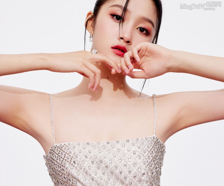 高颜女星关晓彤穿吊带超短裙秀美细腿，玉手纤纤皮肤光滑(6/6)