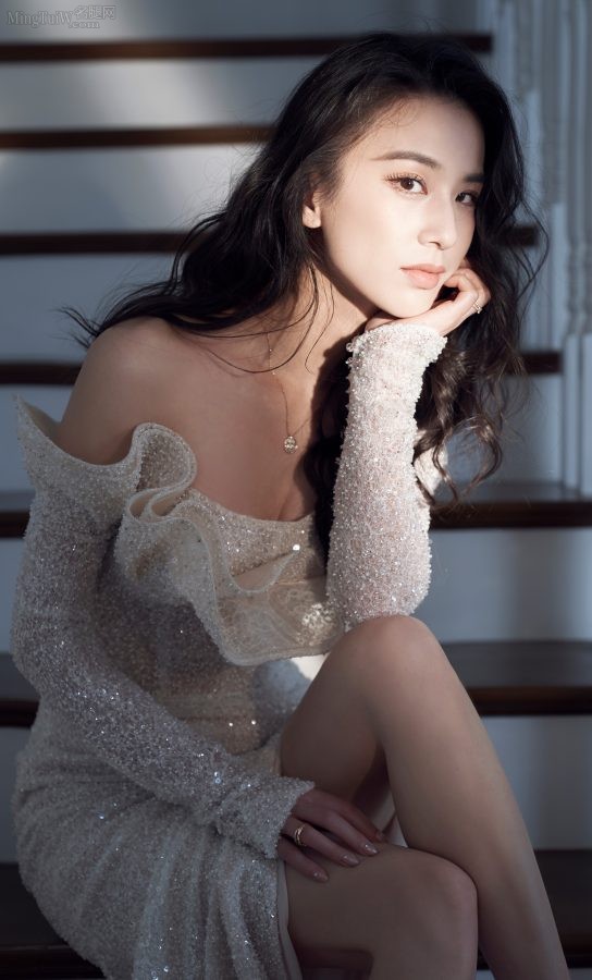 黄圣依穿高开叉礼服秀美腿参加沸腾之夜直播盛典(2/9)