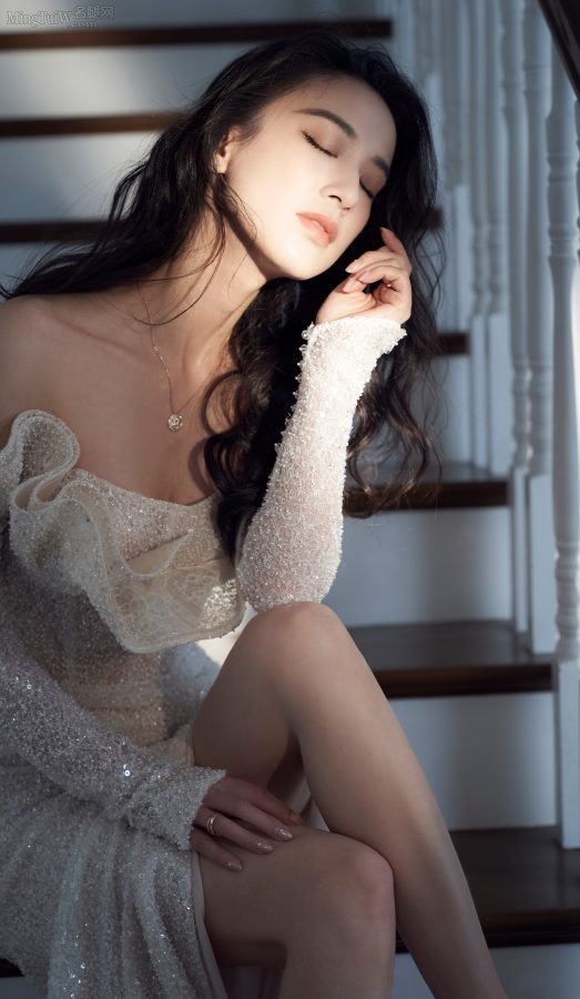 黄圣依穿高开叉礼服秀美腿参加沸腾之夜直播盛典(3/9)