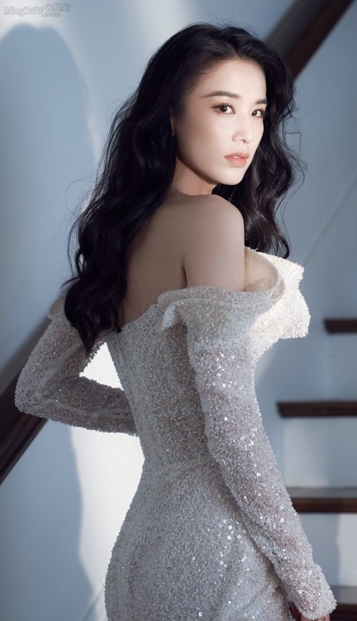 黄圣依穿高开叉礼服秀美腿参加沸腾之夜直播盛典(5/9)