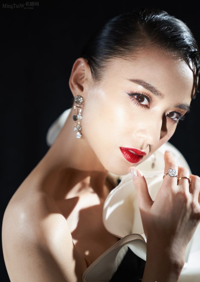 黄圣依穿黑色礼服红唇美艳参加时尚先生盛典(1/5)