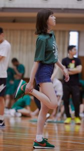 李凯馨穿牛仔短裤打篮球美腿光滑