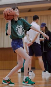 李凯馨穿牛仔短裤打篮球美腿光滑