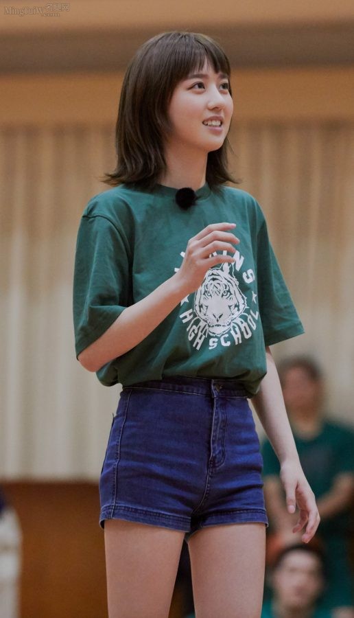 李凯馨穿牛仔短裤打篮球美腿光滑(3/4)