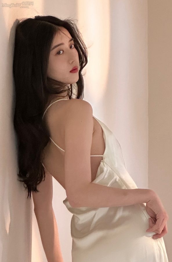 李凯馨穿吊带睡裙气质慵懒妩媚(2/4)