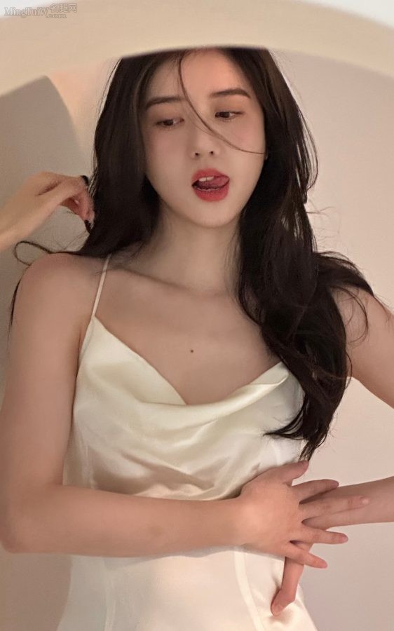 李凯馨穿吊带睡裙气质慵懒妩媚(4/4)