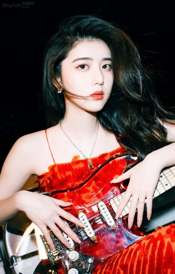 穿高跟拖鞋弹吉他的大美妞李凯馨(4/4)