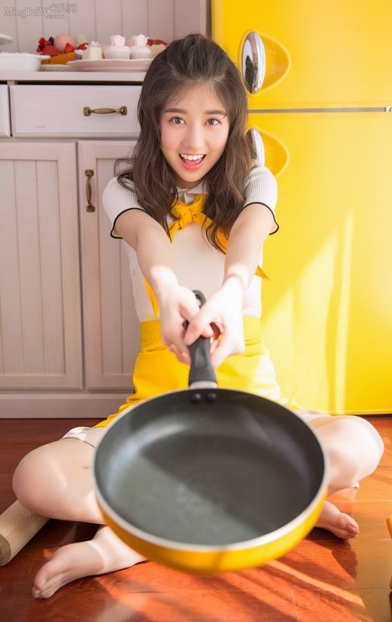 美少女李凯馨光脚丫在厨房给你做饭（第1张/共2张）
