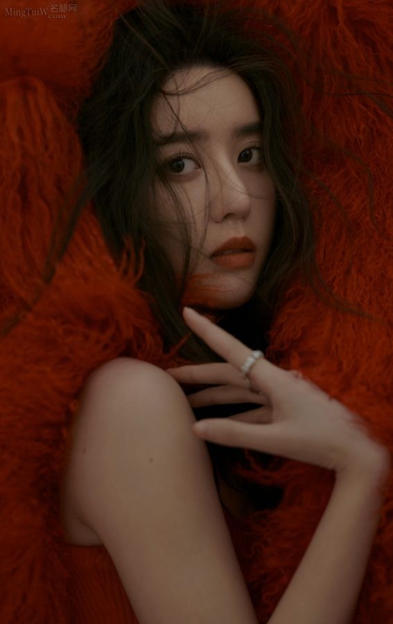 Li Kaixin shows off her beautiful legs and feet in a photo shoot in a red dress(2/3)