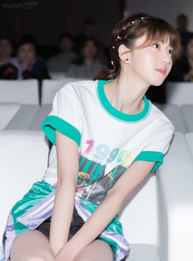 可爱小女生李凯馨笔直的长腿(3/6)