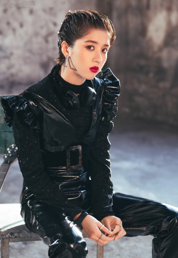 Li Kaixin has a cool look with short hair and leather jacket and stiletto heels(2/2)