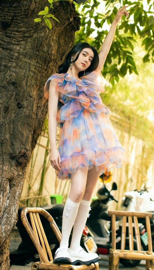 Li Kaixin's stunning legs wear short socks and drink soda at a street stall(1/3)