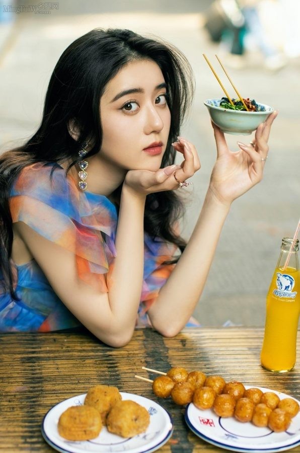 李凯馨让人惊叹的美腿穿上短筒袜在地摊喝汽水(2/3)