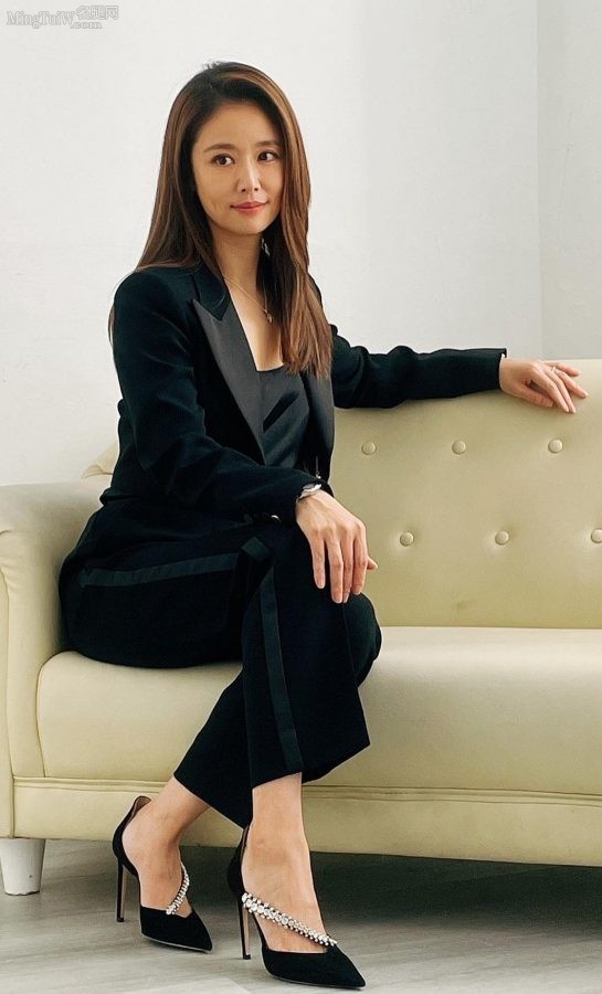 林心如穿黑色套装配细高跟鞋展现出迷人的成熟美感(2/3)