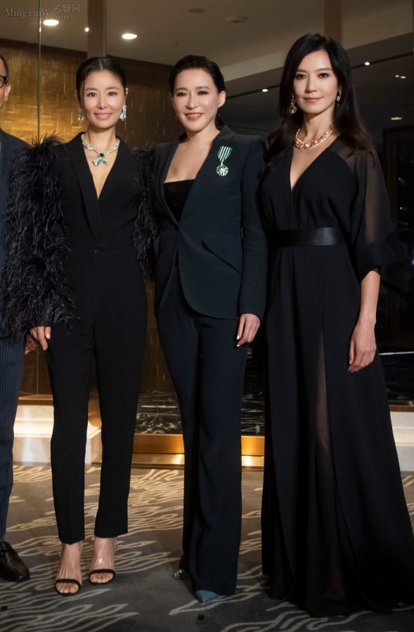 Ruby Lin wore a black swan suit and high heels to attend a brand event(6/10)