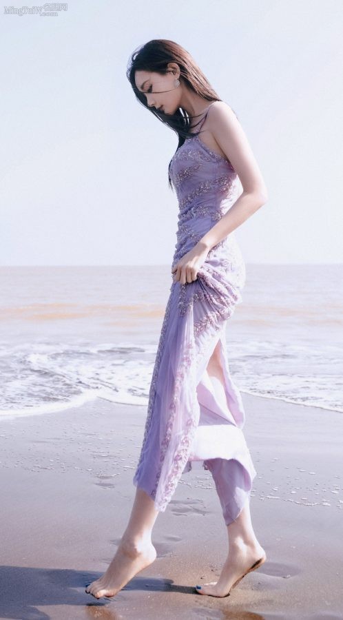 李一桐穿紫裙包裹好身材光脚丫踩在海滩上(1/6)