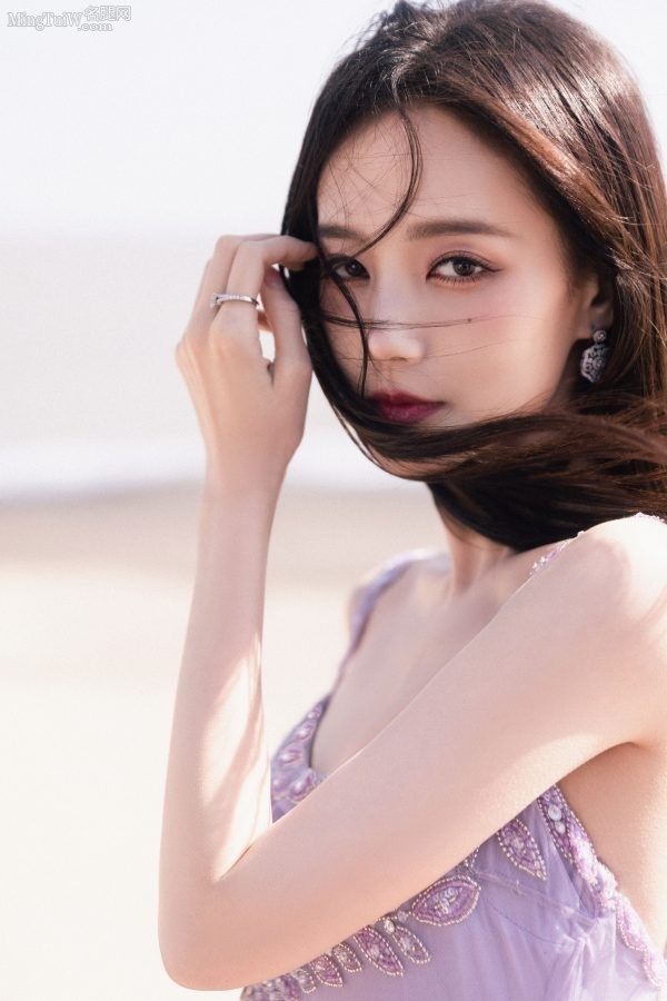 李一桐穿紫裙包裹好身材光脚丫踩在海滩上(2/6)