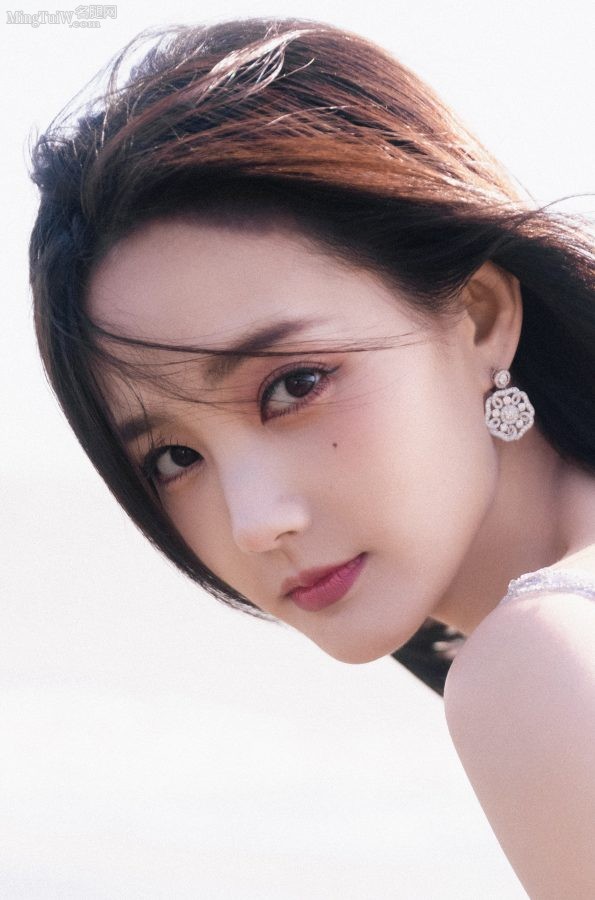 李一桐穿紫裙包裹好身材光脚丫踩在海滩上(3/6)