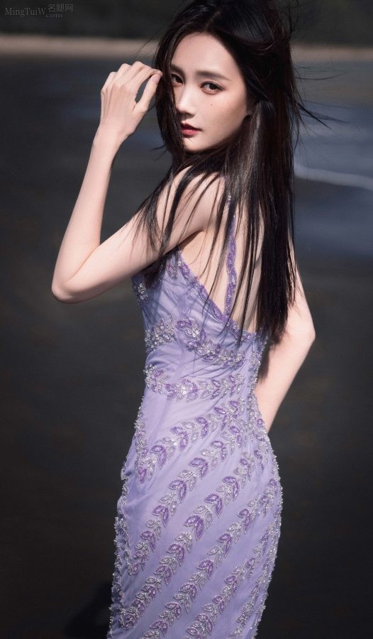李一桐穿紫裙包裹好身材光脚丫踩在海滩上(5/6)