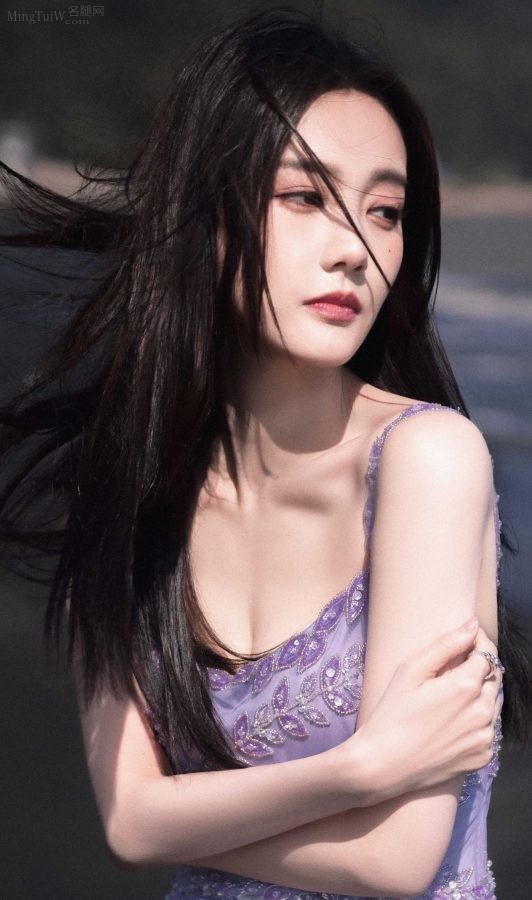 李一桐穿紫裙包裹好身材光脚丫踩在海滩上(6/6)