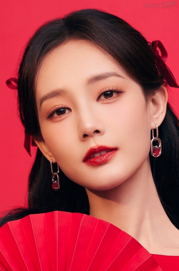 李一桐穿红裙玉脚踩凉高跟登台(4/5)