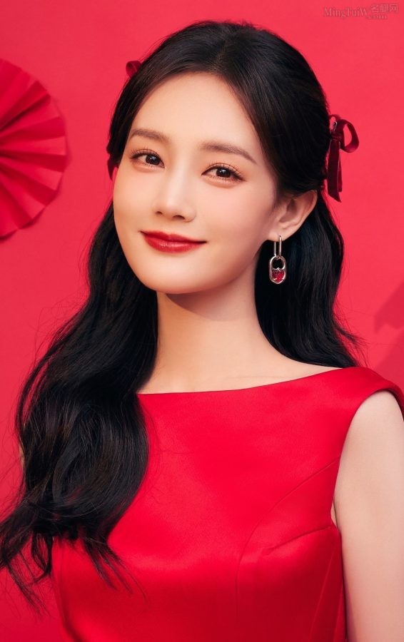李一桐穿红裙玉脚踩凉高跟登台(5/5)
