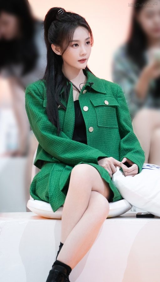 湖南卫视节目《100道光芒》李一桐少女美腿(1/4)
