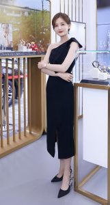 李一桐穿开叉黑裙坐在沙发里秀她的美足（第5张/共7张）