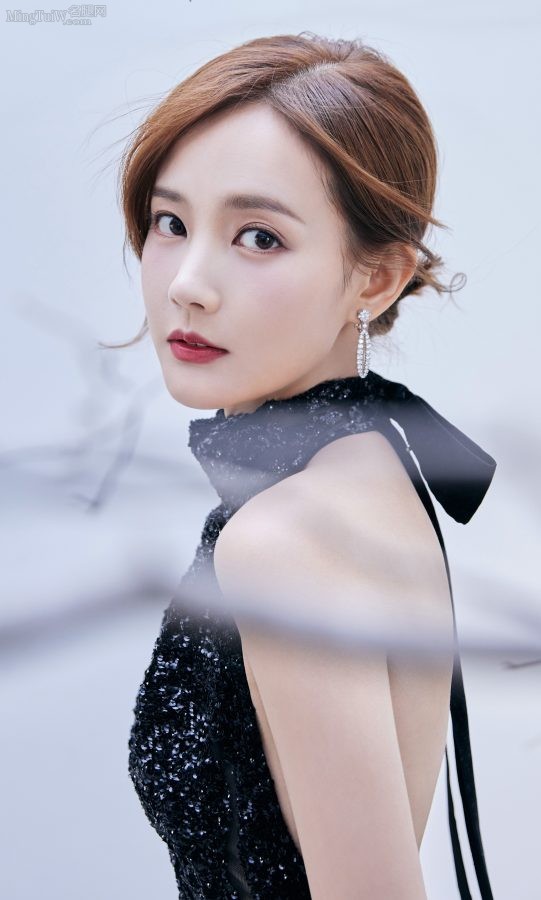 高颜值美女明星李一桐身穿露背晚礼服勾勒精致完美身形(3/7)