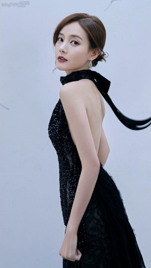 高颜值美女明星李一桐身穿露背晚礼服勾勒精致完美身形(5/7)