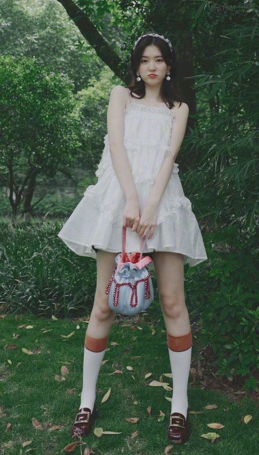 可爱高挑的女孩乔欣穿白裙筒袜美腿洁白(1/6)