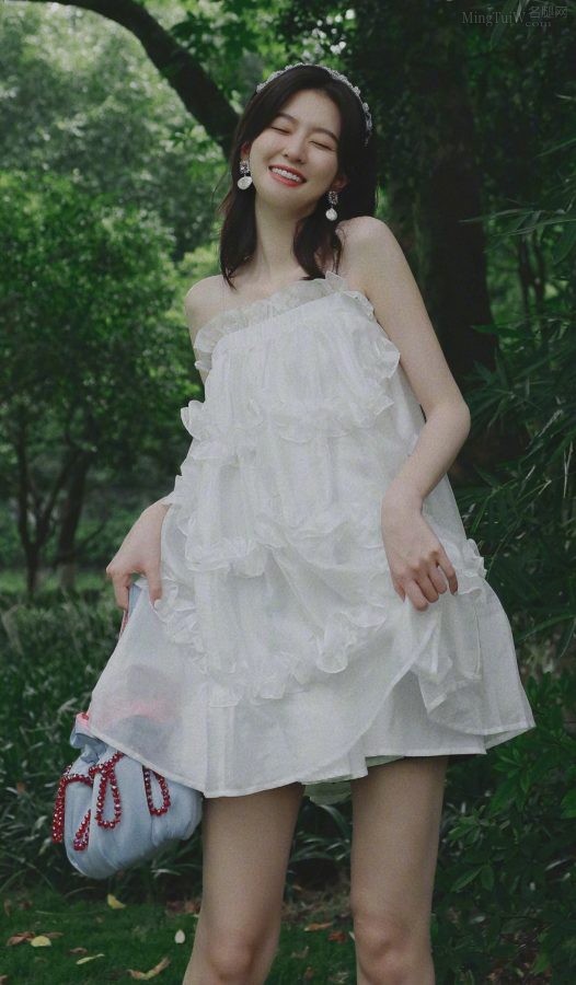 可爱高挑的女孩乔欣穿白裙筒袜美腿洁白(2/6)