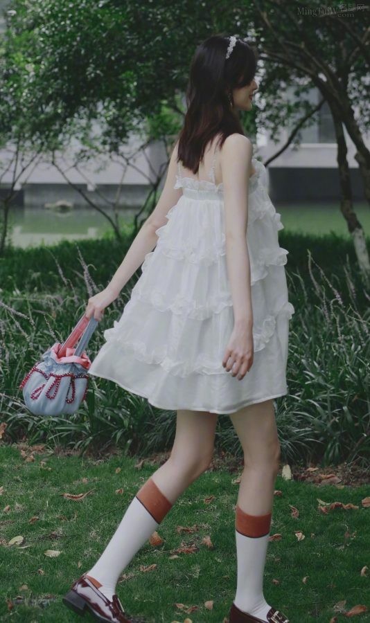可爱高挑的女孩乔欣穿白裙筒袜美腿洁白(4/6)