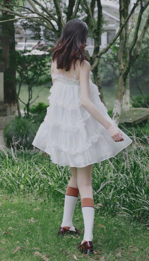 可爱高挑的女孩乔欣穿白裙筒袜美腿洁白(5/6)