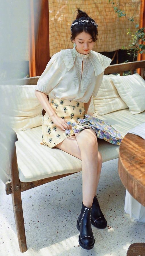 乔欣夹腿坐姿优美(1/4)