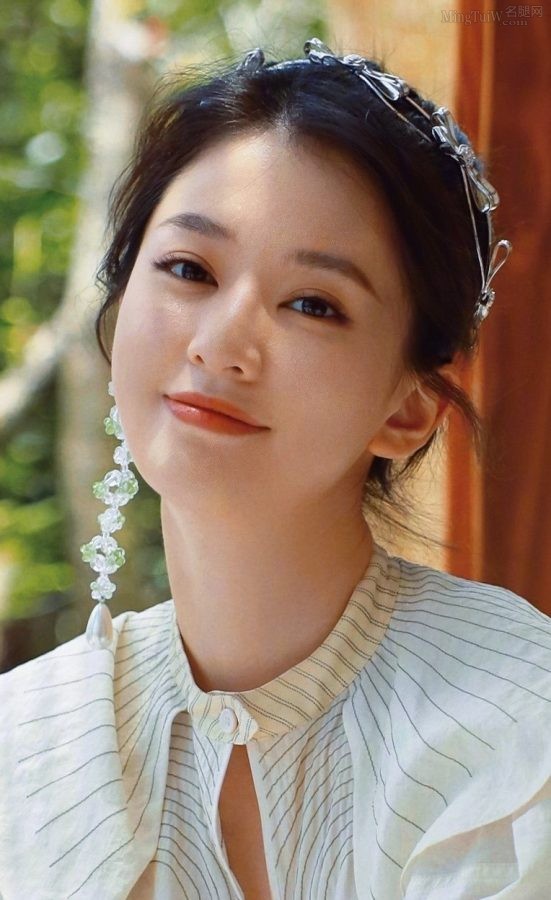 乔欣夹腿坐姿优美(4/4)