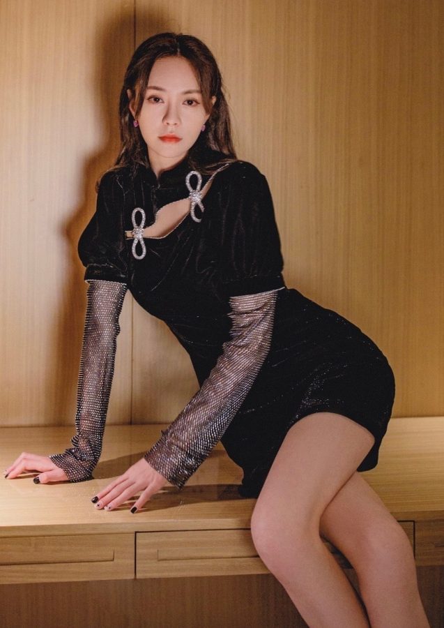 沈梦辰穿典雅黑色超短裙美腿交叉(1/3)