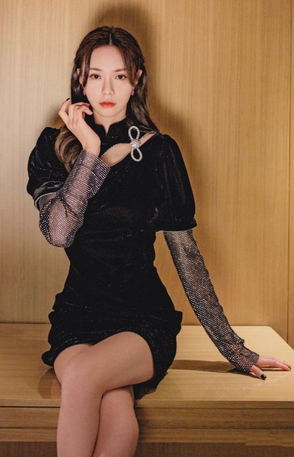 沈梦辰穿典雅黑色超短裙美腿交叉(2/3)