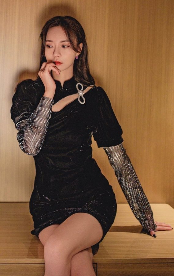 沈梦辰穿典雅黑色超短裙美腿交叉(3/3)