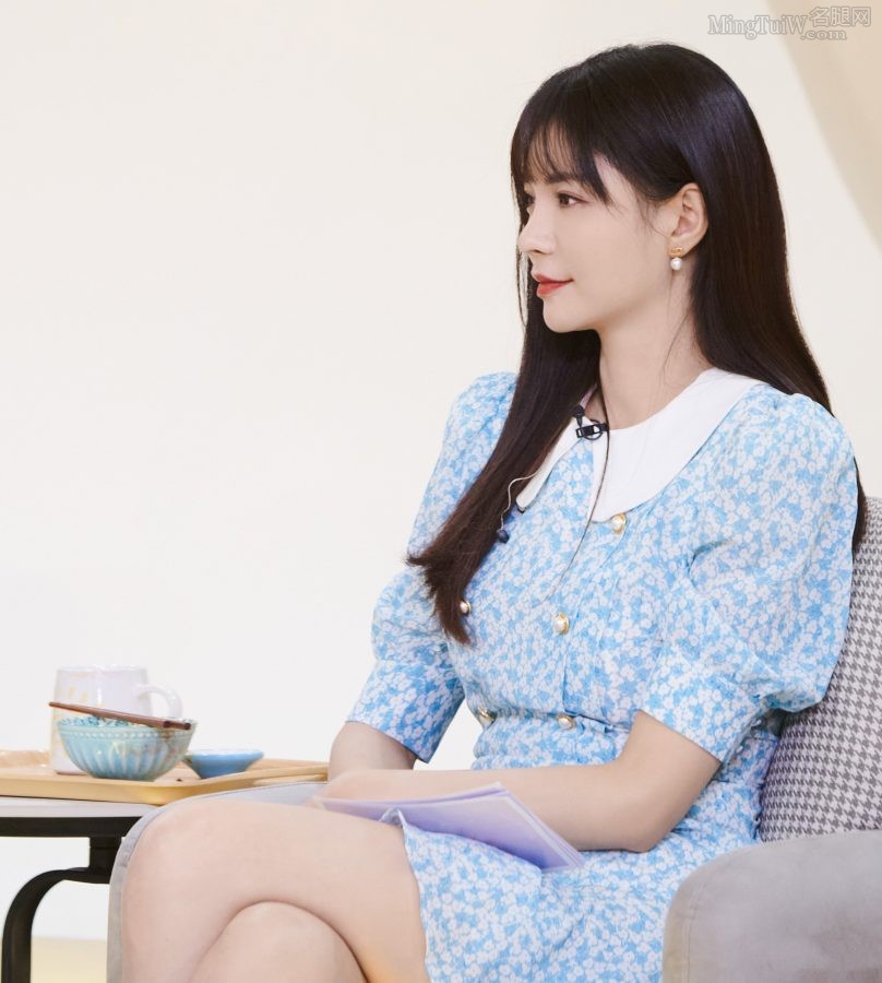 《我在你的未来吗》女主持沈梦辰美腿交叉坐姿(3/3)