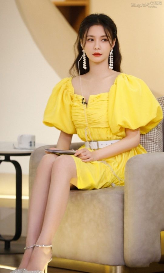 沈梦辰黄裙尖头高跟美腿主持《我在你的未来吗》(2/5)