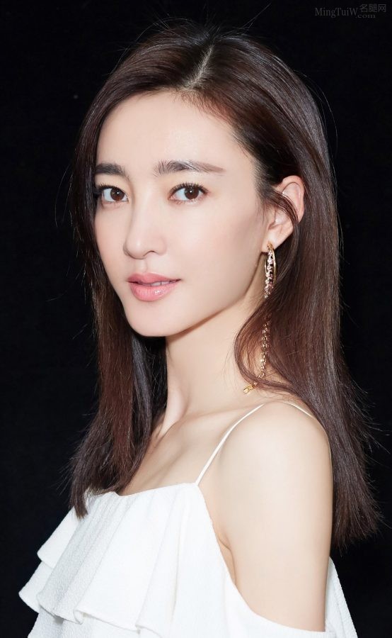 王丽坤身穿吊带白裙脚踩尖头高跟美丽迷人(3/3)