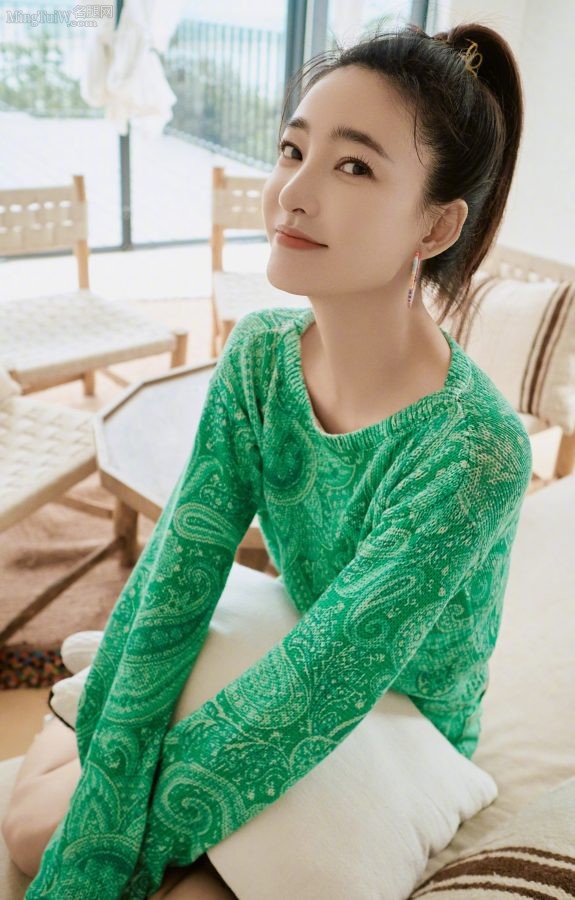Wang Likun combs her ponytail smoothly and sits with her legs crossed(3/3)