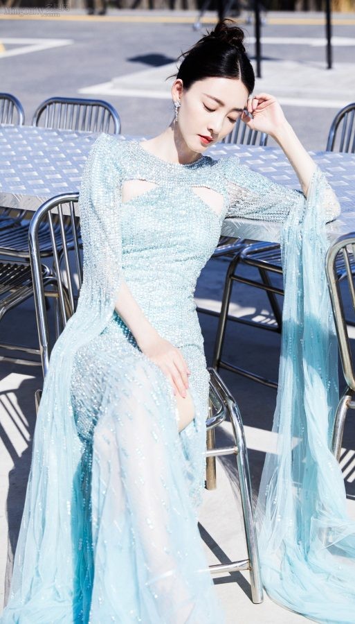 王丽坤穿上水蓝色开衩裙配防水台高跟露出妩媚长腿和光滑美背（第2张/共8张）
